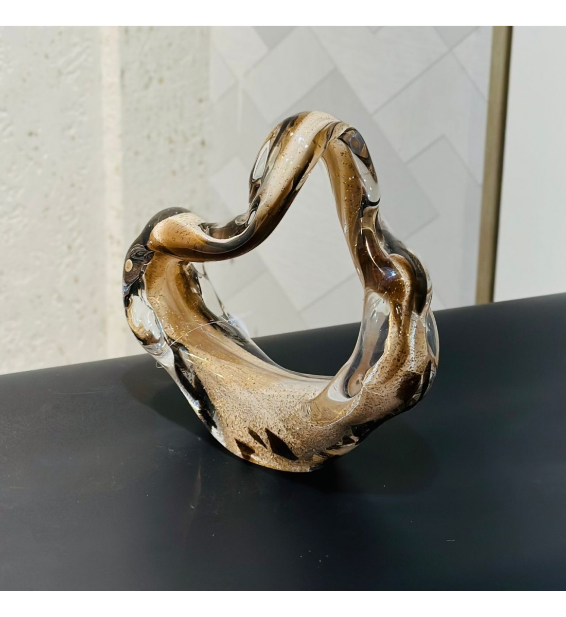 قطعة ديكور زجاجية فنية بتصميم انسيابي أنيق، مصنوعة من زجاج شفاف ممزوج بدرجات دافئة من البيج والبني23×6×23سم