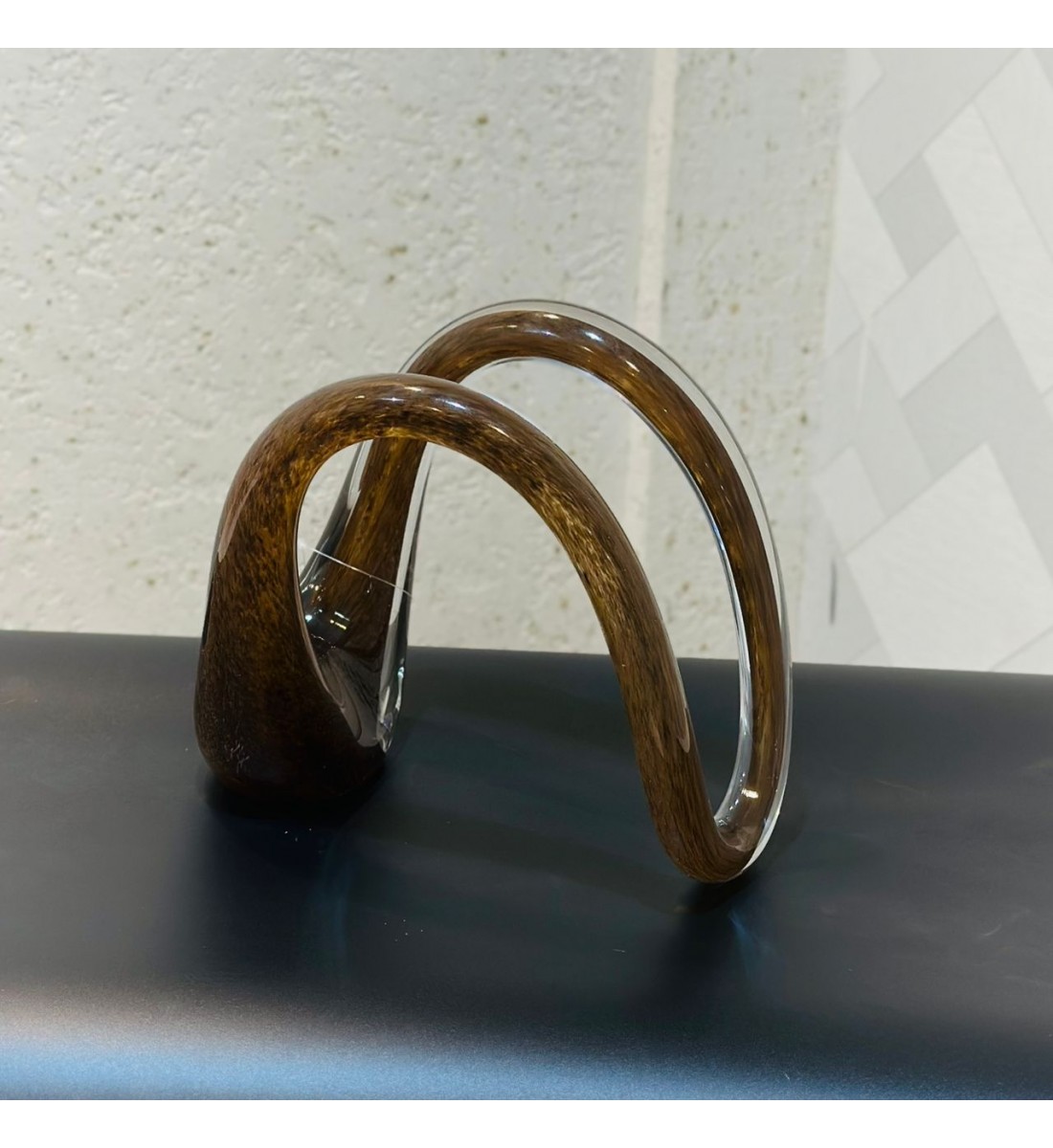 قطعة ديكور زجاجية فنية بتصميم انسيابي أنيق، مصنوعة من زجاج شفاف ممزوج بدرجات دافئة من البيج والبني25×13×21سم قطعة ديكور زجاجية فنية بتصميم انسيابي أنيق، مصنوعة من زجاج شفاف ممزوج بدرجات دافئة من البيج والبني25×13×21سم