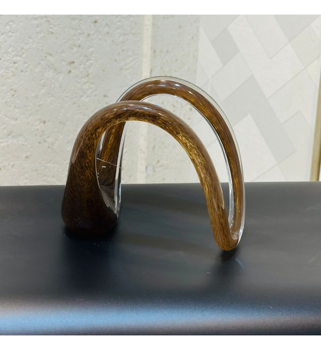 قطعة ديكور زجاجية فنية بتصميم انسيابي أنيق، مصنوعة من زجاج شفاف ممزوج بدرجات دافئة من البيج والبني25×13×21سم قطعة ديكور زجاجية فنية بتصميم انسيابي أنيق، مصنوعة من زجاج شفاف ممزوج بدرجات دافئة من البيج والبني25×13×21سم