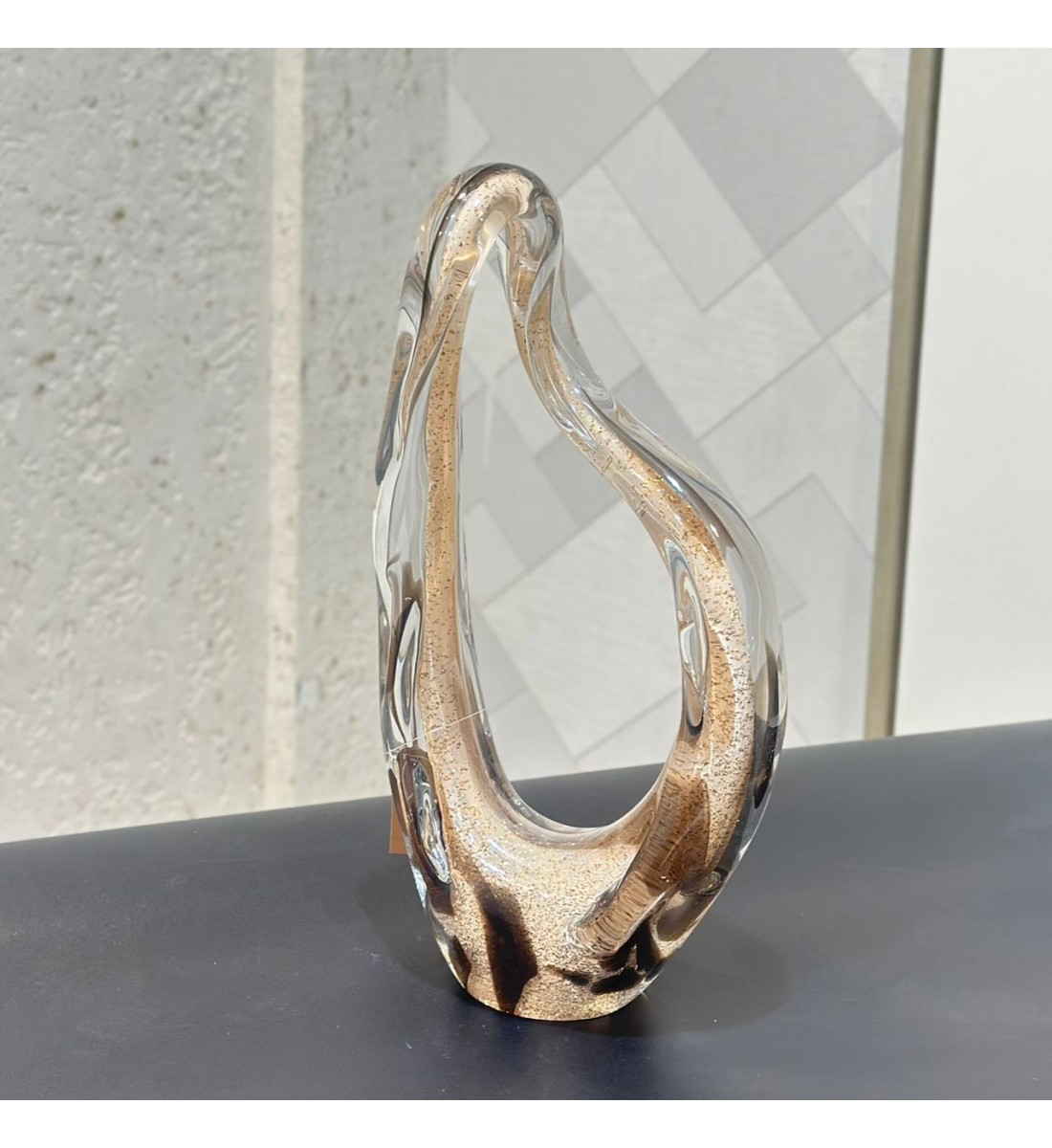 قطعة ديكور زجاجية فنية بتصميم انسيابي أنيق، مصنوعة من زجاج شفاف ممزوج بدرجات دافئة من البيج والبني33×16×7سم 