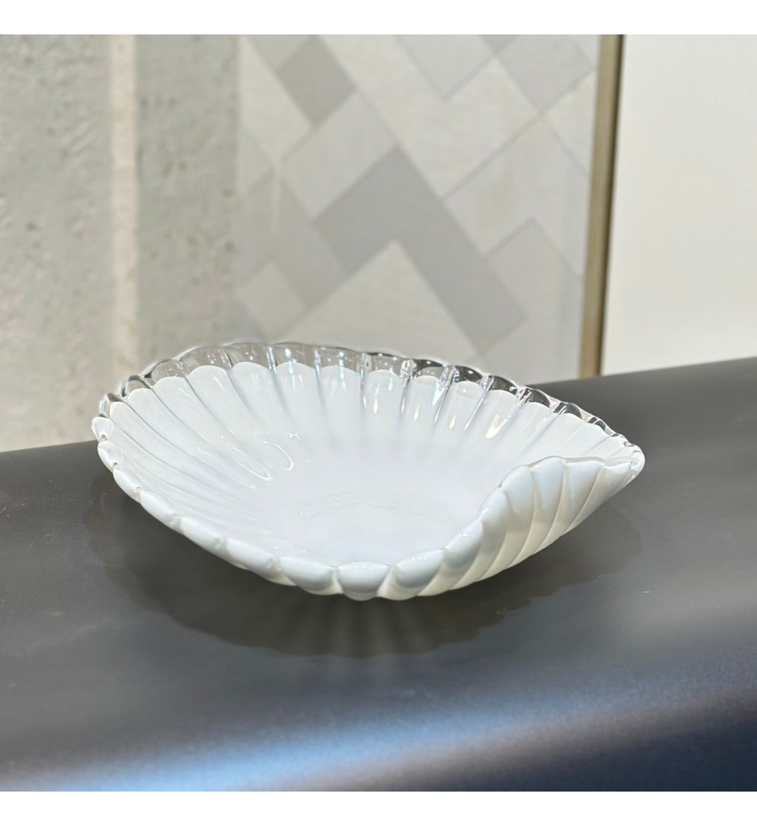 صحن زجاجية فاخرة بتصميم أنيق مستوحى من شكل الصدفة30×28×5سم صحن زجاجية فاخرة بتصميم أنيق مستوحى من شكل الصدفة30×28×5سم