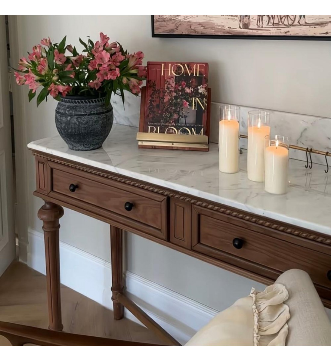 طاولة كونسول خشبية سطح رخامي ابيض – توازن مثالي بين العملية والأناقة الكلاسيكية (منتج تفصيل )