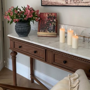 طاولة كونسول خشبية سطح رخامي ابيض – توازن مثالي بين العملية والأناقة الكلاسيكية (منتج تفصيل )