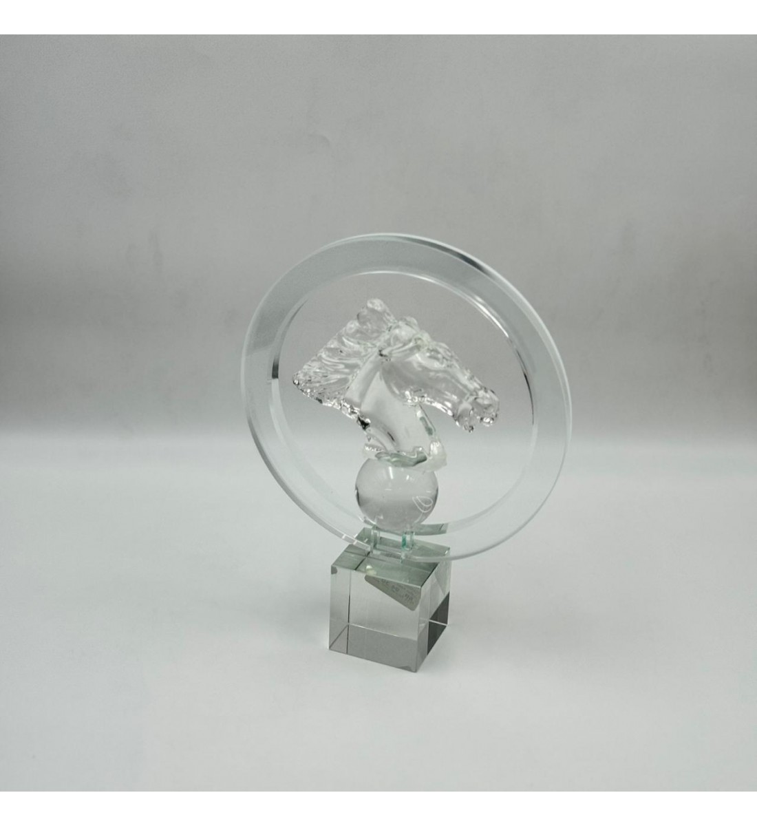 A decorative art piece made of clear glass with an elegant design that reflects modern taste and luxury. 25 x 20 x 6 cm
