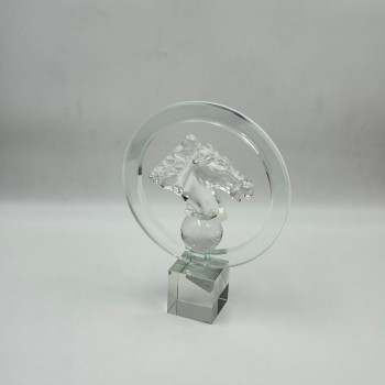  قطعة ديكور فنية مصنوعة من الزجاج الشفاف بتصميم راقٍ يعكس الذوق العصري والفخامة. 25×20×6سم 