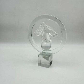  قطعة ديكور فنية مصنوعة من الزجاج الشفاف بتصميم راقٍ يعكس الذوق العصري والفخامة. 25×20×6سم 