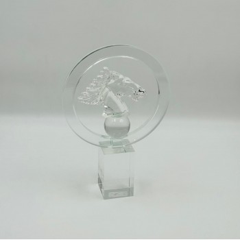 قطعة ديكور فنية مصنوعة من الزجاج الشفاف بتصميم راقٍ يعكس الذوق العصري والفخامة.30×20×6سم 