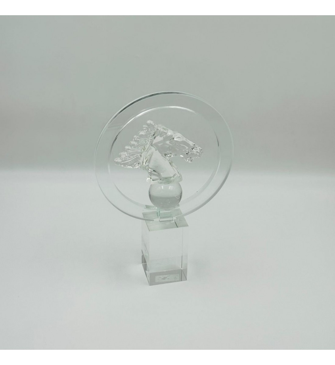 قطعة ديكور فنية مصنوعة من الزجاج الشفاف بتصميم راقٍ يعكس الذوق العصري والفخامة.30×20×6سم 