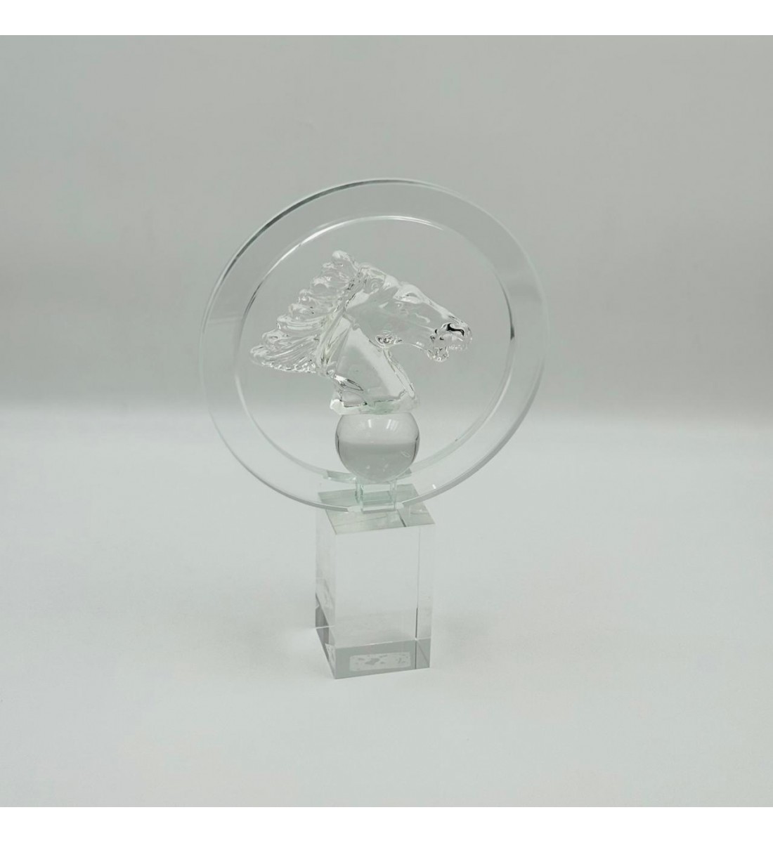 قطعة ديكور فنية مصنوعة من الزجاج الشفاف بتصميم راقٍ يعكس الذوق العصري والفخامة.30×20×6سم 