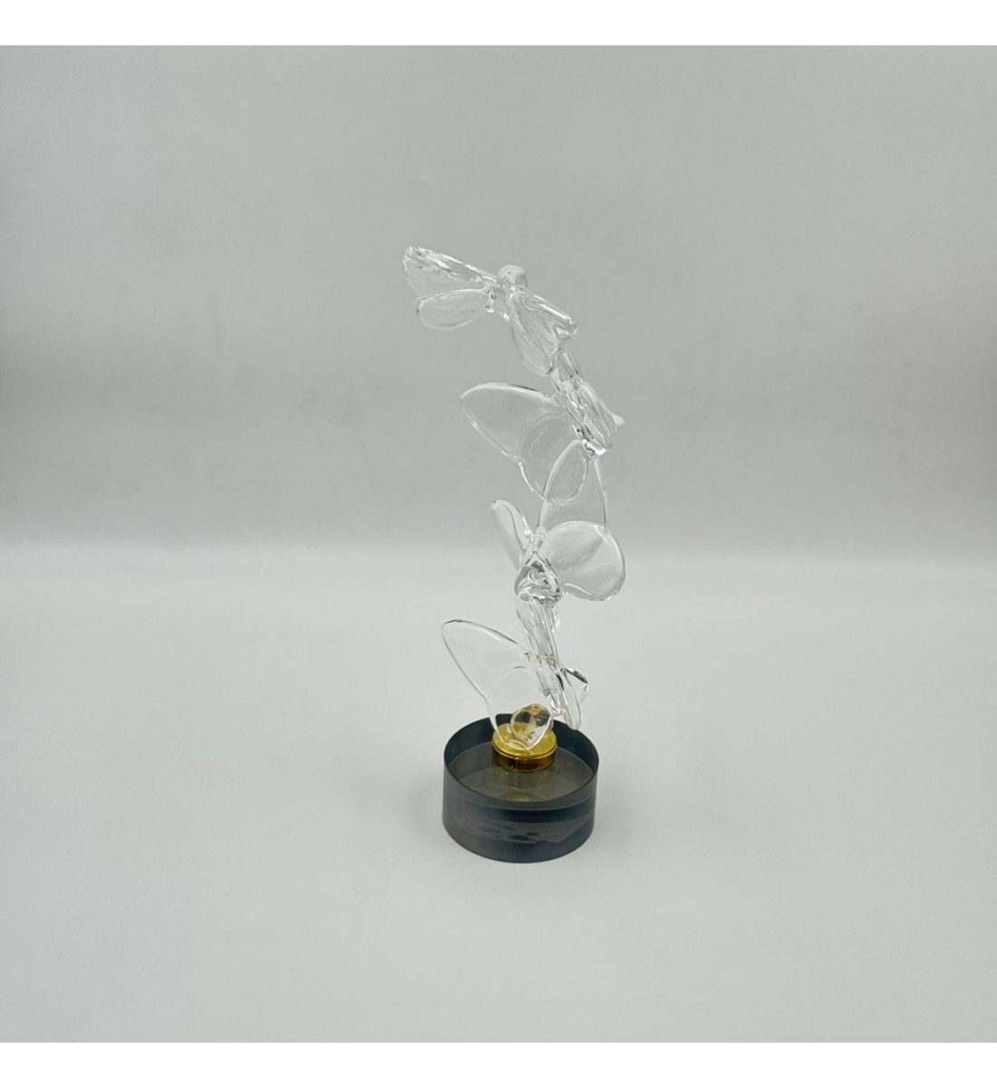 قطعة ديكور فنية راقية بتصميم انسيابي على شكل فراشات متداخلة مصنوعة من الزجاج 31×7×10سم 