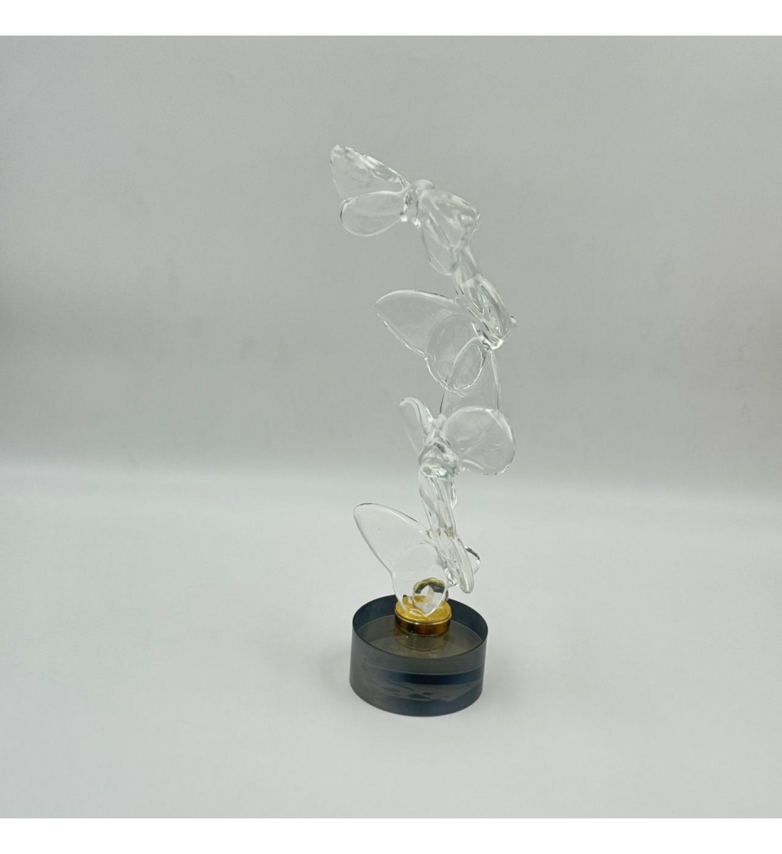 قطعة ديكور فنية راقية بتصميم انسيابي على شكل فراشات متداخلة مصنوعة من الزجاج 31×7×10سم 