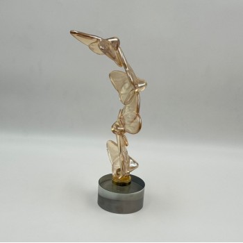 قطعة ديكور فنية راقية بتصميم انسيابي على شكل فراشات متداخلة مصنوعة من الزجاج 31×7×10سم 