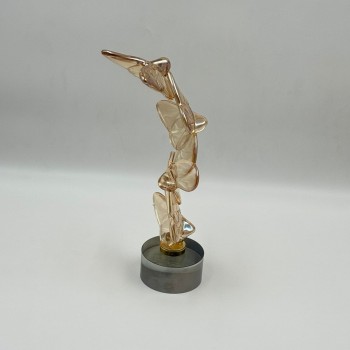 قطعة ديكور فنية راقية بتصميم انسيابي على شكل فراشات متداخلة مصنوعة من الزجاج 31×7×10سم 