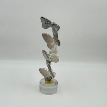 قطعة ديكور فنية راقية بتصميم انسيابي على شكل فراشات متداخلة مصنوعة من الزجاج 31×7×10سم 