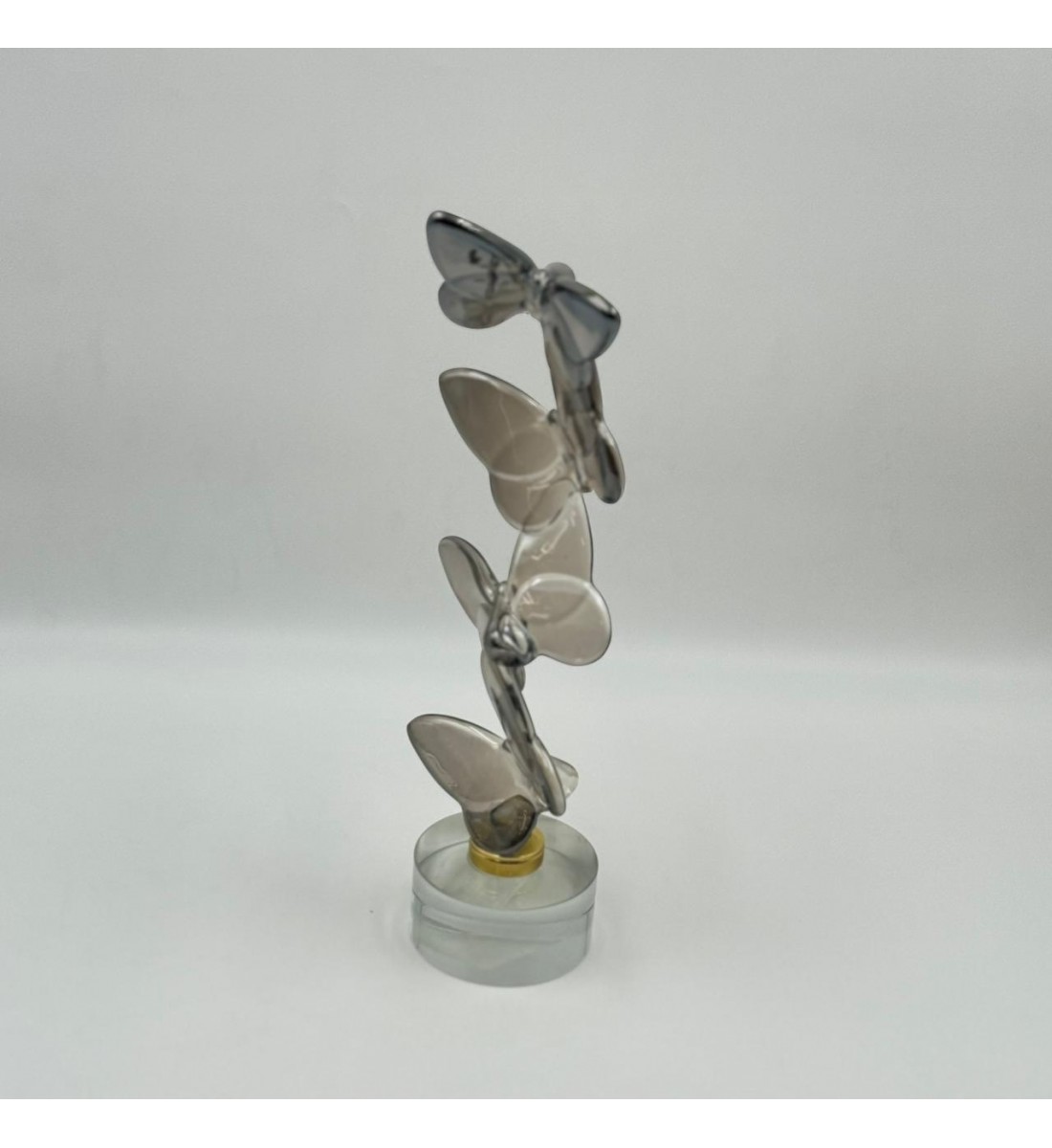 A sophisticated decorative piece with a flowing design featuring intertwined butterflies, made of glass, 31×7×10cm