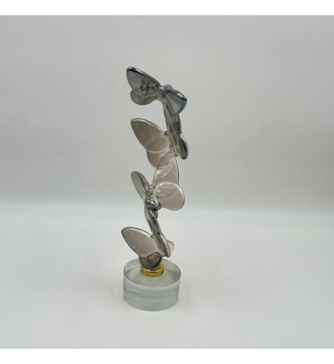 A sophisticated decorative piece with a flowing design featuring intertwined butterflies, made of glass, 31×7×10cm