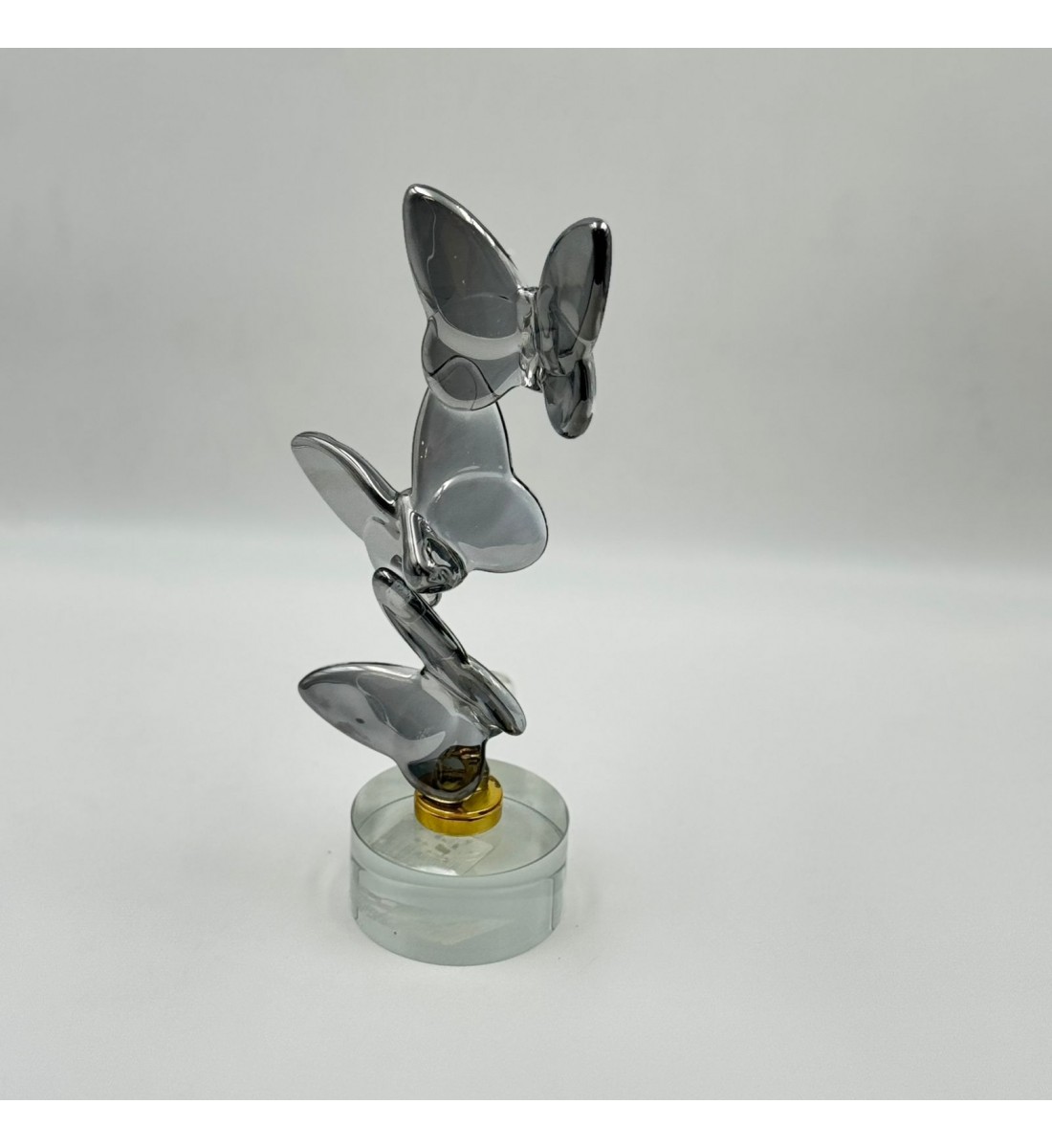 قطعة ديكور فنية راقية بتصميم انسيابي على شكل فراشات متداخلة مصنوعة من الزجاج 28×8×8سم