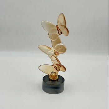 قطعة ديكور فنية راقية بتصميم انسيابي على شكل فراشات متداخلة مصنوعة من الزجاج 28×8×8سم