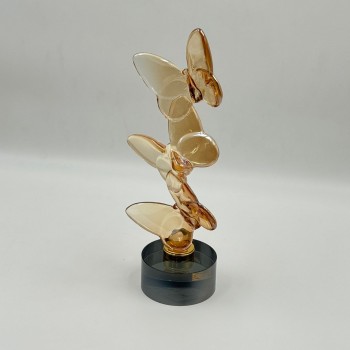 قطعة ديكور فنية راقية بتصميم انسيابي على شكل فراشات متداخلة مصنوعة من الزجاج 28×8×8سم