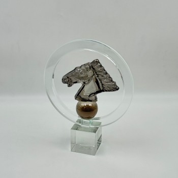  قطعة ديكور فنية مصنوعة من الزجاج الشفاف بتصميم راقٍ يعكس الذوق العصري والفخامة. 25×20×6سم 