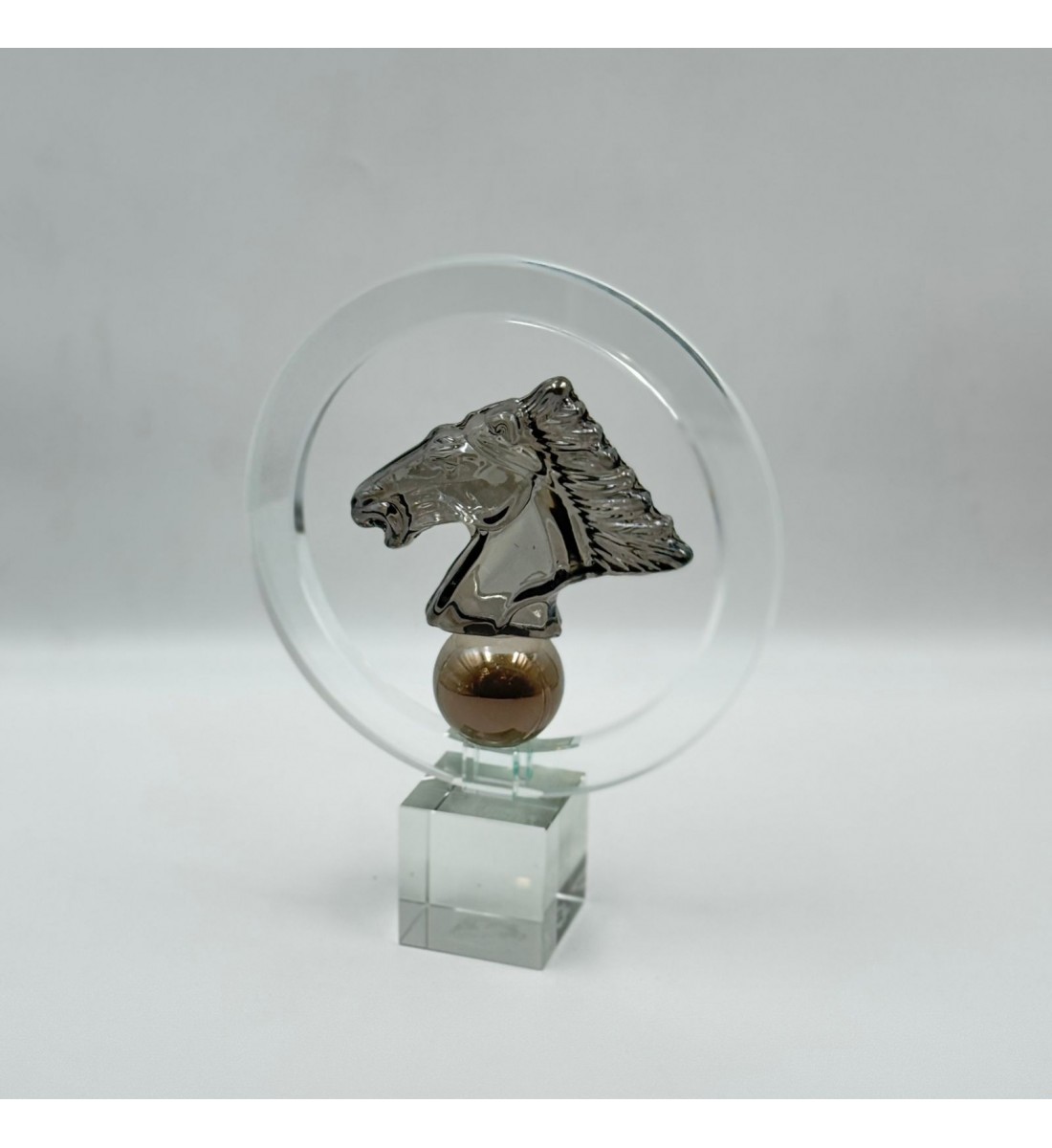  قطعة ديكور فنية مصنوعة من الزجاج الشفاف بتصميم راقٍ يعكس الذوق العصري والفخامة. 25×20×6سم 