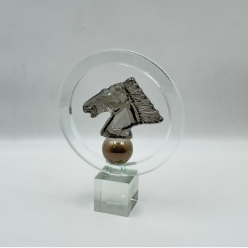  قطعة ديكور فنية مصنوعة من الزجاج الشفاف بتصميم راقٍ يعكس الذوق العصري والفخامة. 25×20×6سم 