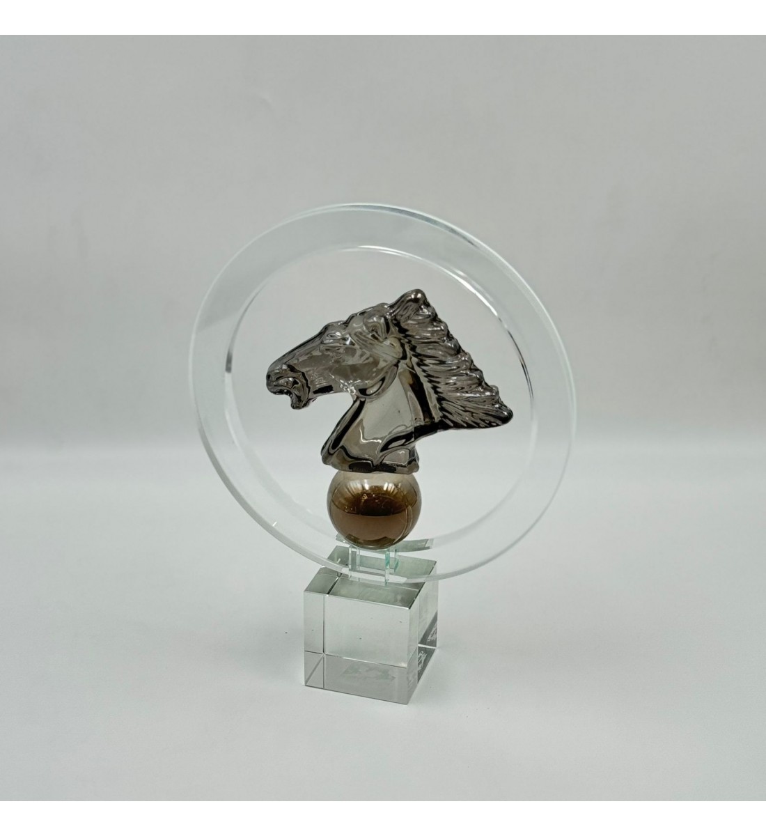  قطعة ديكور فنية مصنوعة من الزجاج الشفاف بتصميم راقٍ يعكس الذوق العصري والفخامة. 25×20×6سم 