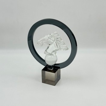  قطعة ديكور فنية مصنوعة من الزجاج الشفاف بتصميم راقٍ يعكس الذوق العصري والفخامة. 25×20×6سم 