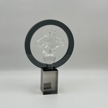 A decorative art piece made of clear glass with an elegant design that reflects modern taste and luxury. 30 x 20 x 6 cm