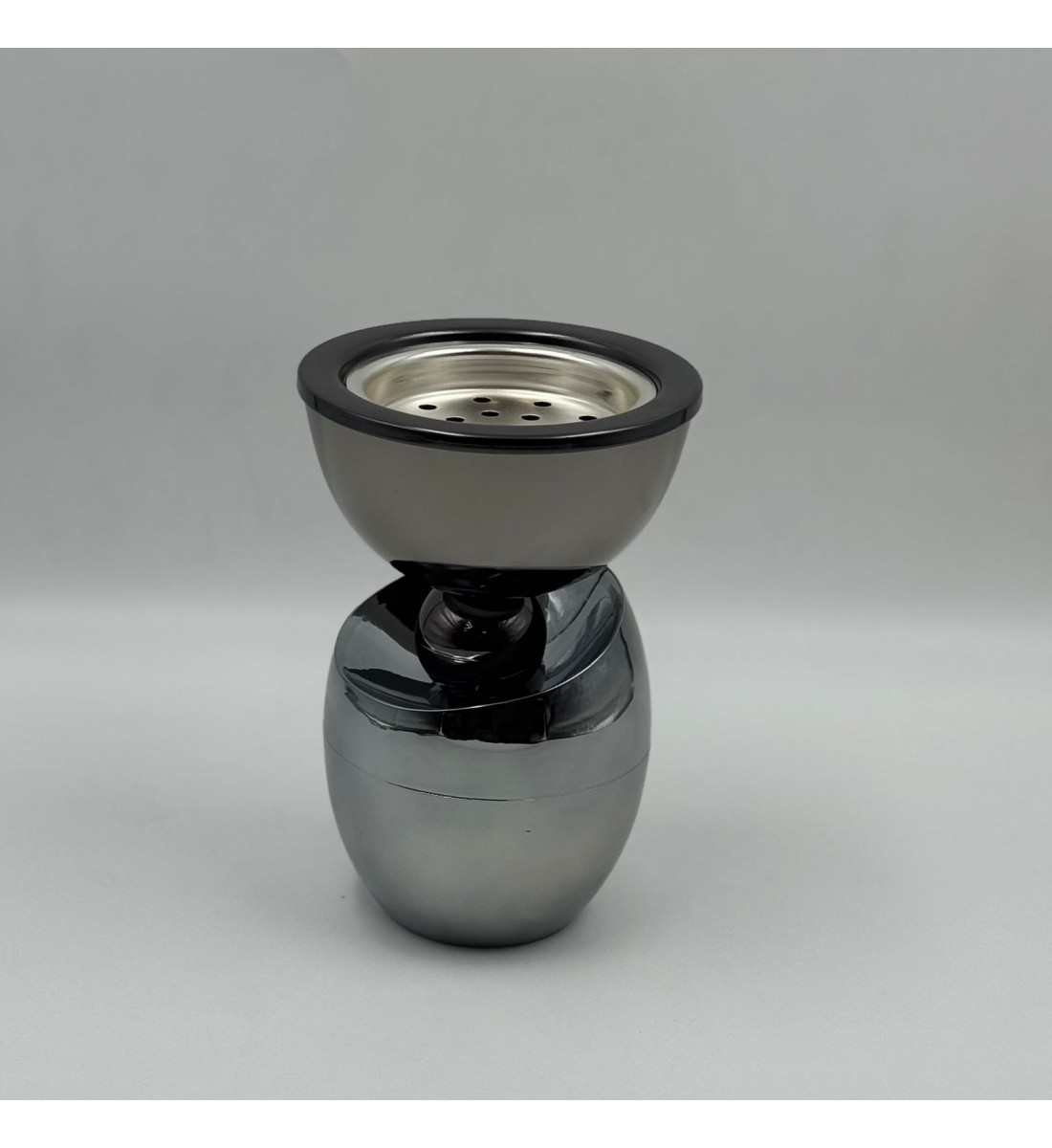 مبخرة أنيقة بتصميم عصري وفاخر، مصنوعة من المعدن بلون الرمادي يعكس الذوق الراقي.19×13×13سم 