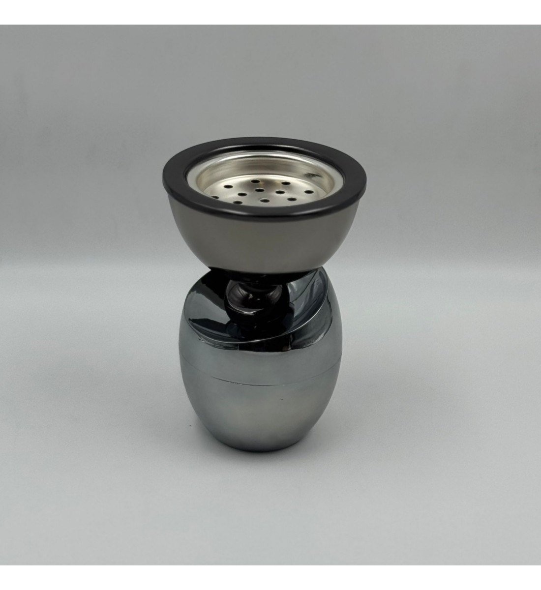 مبخرة أنيقة بتصميم عصري وفاخر، مصنوعة من المعدن بلون الرمادي يعكس الذوق الراقي.19×13×13سم 