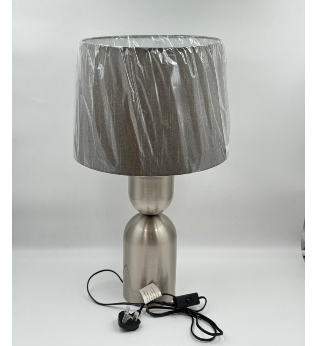 مصباح طاولة أنيق بتصميم عصري يجمع بين الفخامة والبساطة57×28×28سم 