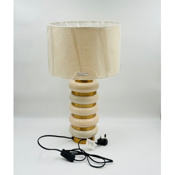 مصباح طاولة فاخر بتصميم أنيق يلفت الأنظار، يتميز بقاعدة متدرجة من الخزف بلون عاجي 53×30×
