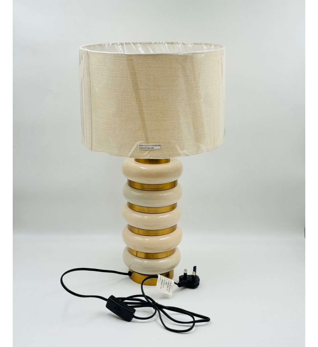 مصباح طاولة فاخر بتصميم أنيق يلفت الأنظار، يتميز بقاعدة متدرجة من الخزف بلون عاجي 53×30×