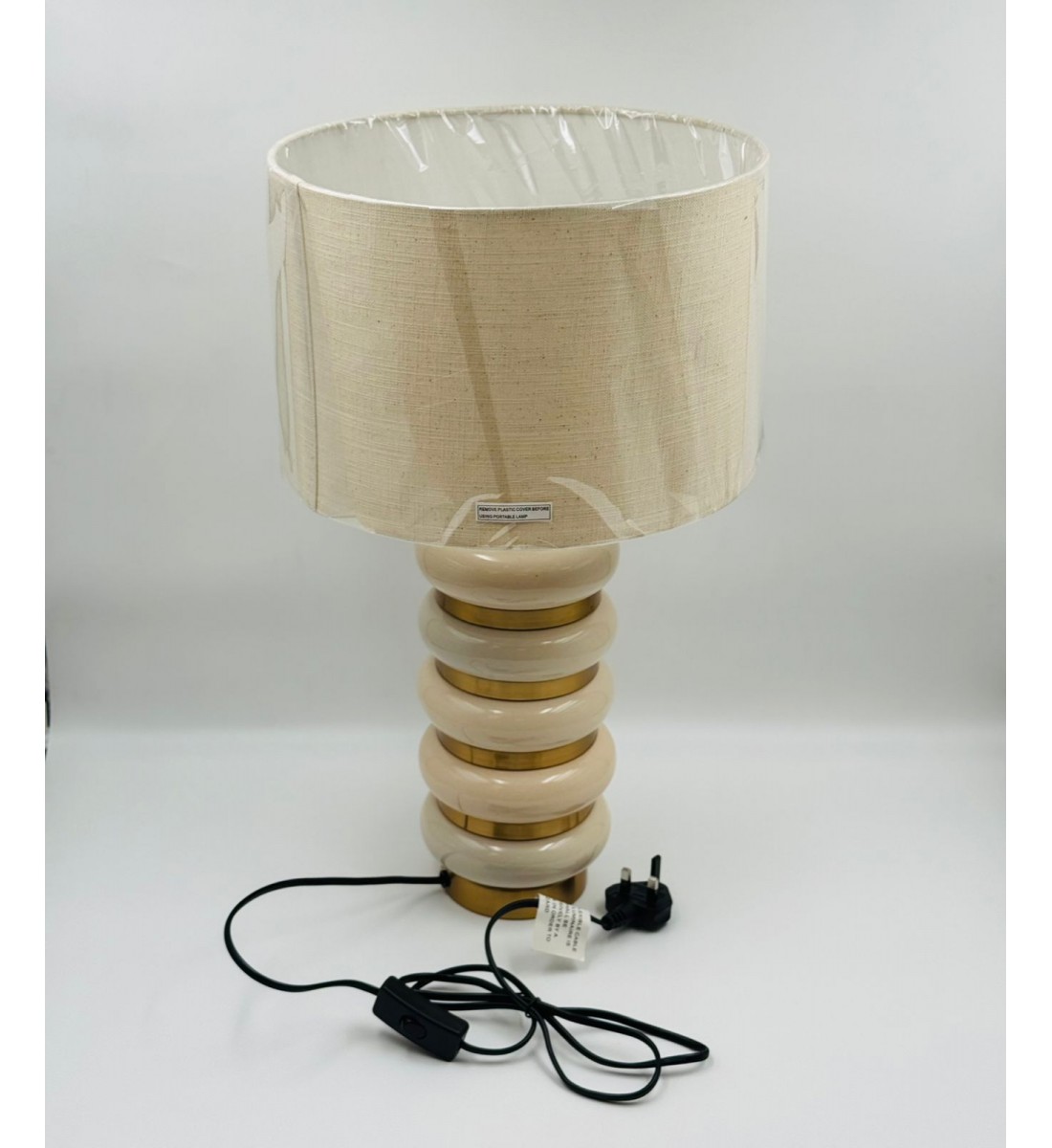 مصباح طاولة فاخر بتصميم أنيق يلفت الأنظار، يتميز بقاعدة متدرجة من الخزف بلون عاجي 53×30×