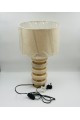 مصباح طاولة فاخر بتصميم أنيق يلفت الأنظار، يتميز بقاعدة متدرجة من الخزف بلون عاجي 53×30×