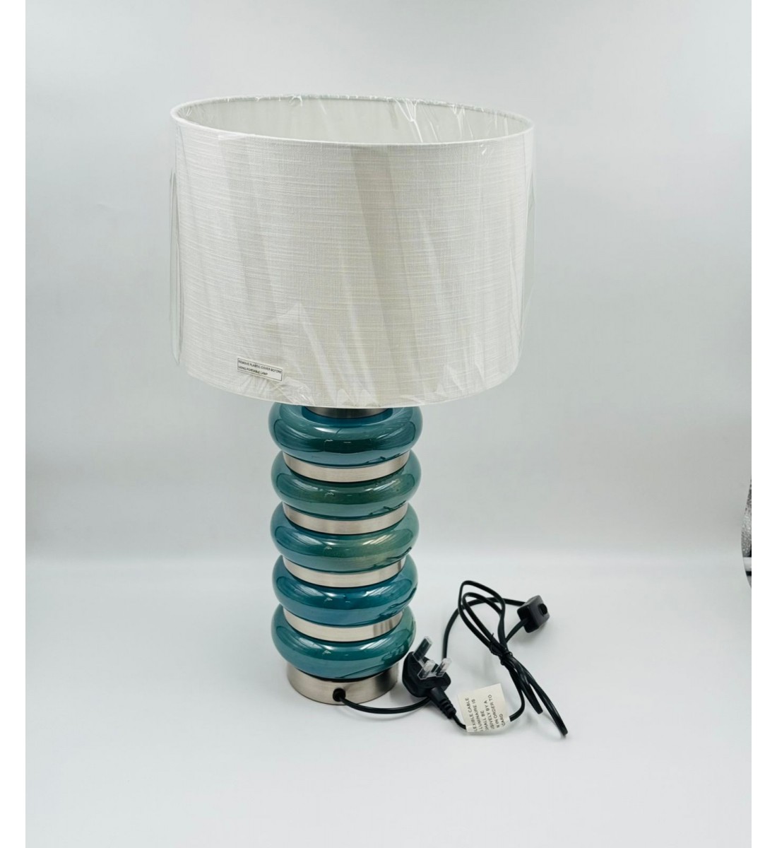 مصباح طاولة فاخر بتصميم أنيق يلفت الأنظار، يتميز بقاعدة متدرجة من الخزف بلون  اخضر 53×30×30سم 