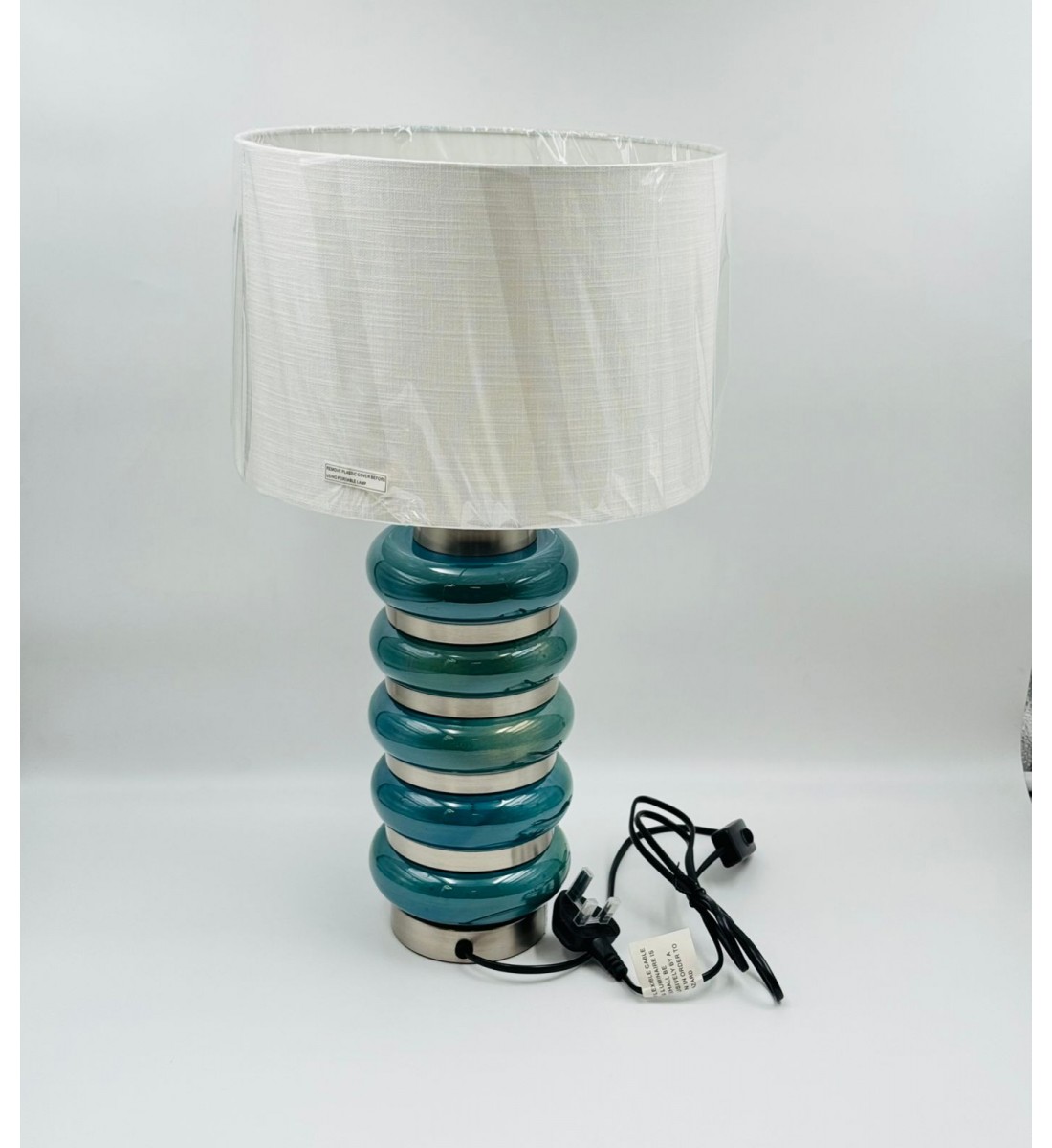 مصباح طاولة فاخر بتصميم أنيق يلفت الأنظار، يتميز بقاعدة متدرجة من الخزف بلون  اخضر 53×30×30سم 