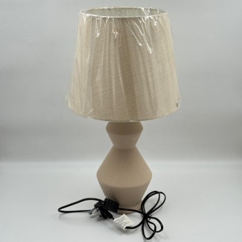 أبجورة طاولة بتصميم هادئ وأنيق، تأتي بقاعدة ذات شكل هندسي جذاب بلون بيج مطفي 51×20×20سم