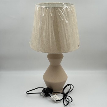 أبجورة طاولة بتصميم هادئ وأنيق، تأتي بقاعدة ذات شكل هندسي جذاب بلون بيج مطفي 51×20×20سم