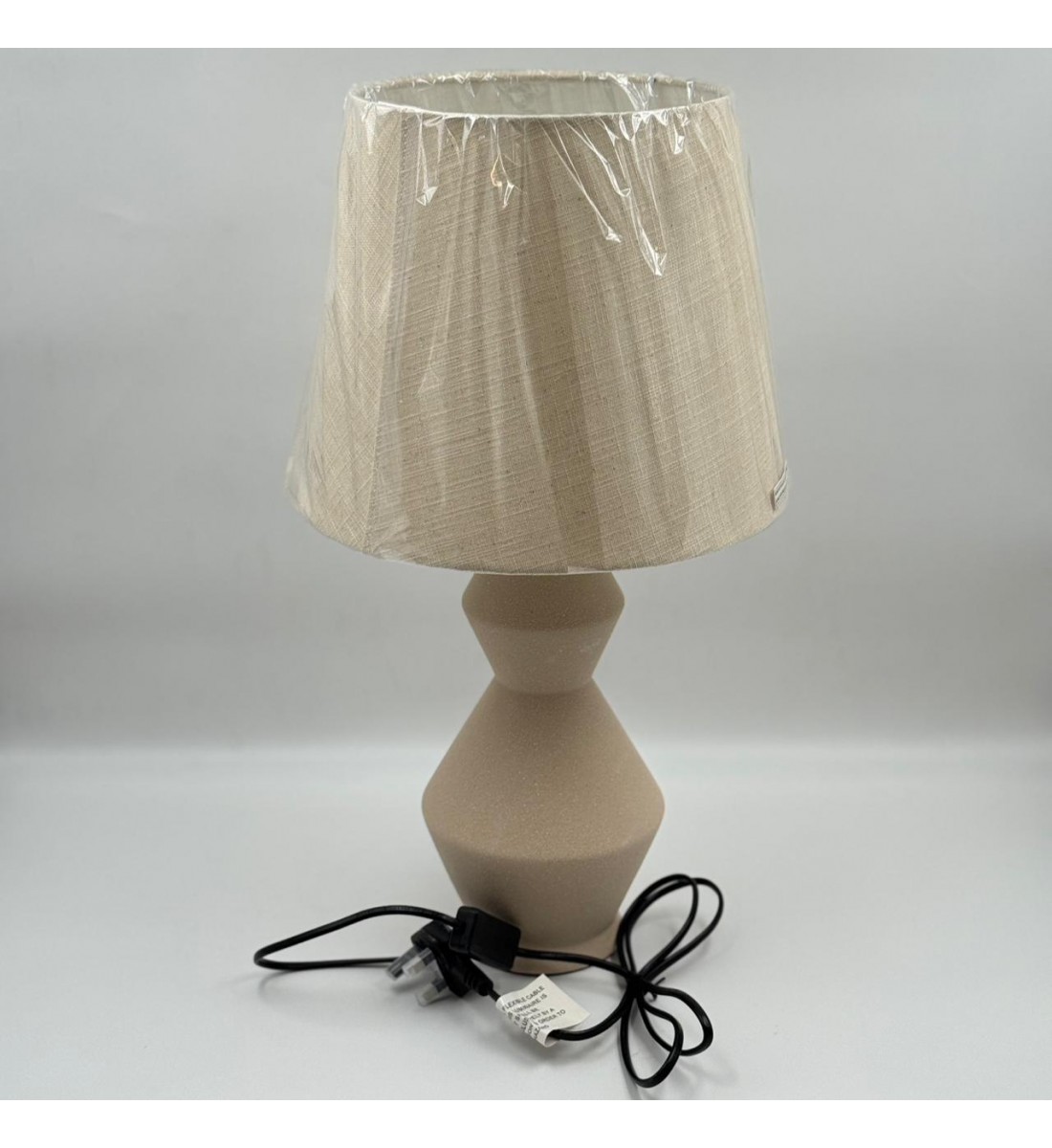 أبجورة طاولة بتصميم هادئ وأنيق، تأتي بقاعدة ذات شكل هندسي جذاب بلون بيج مطفي 51×20×20سم