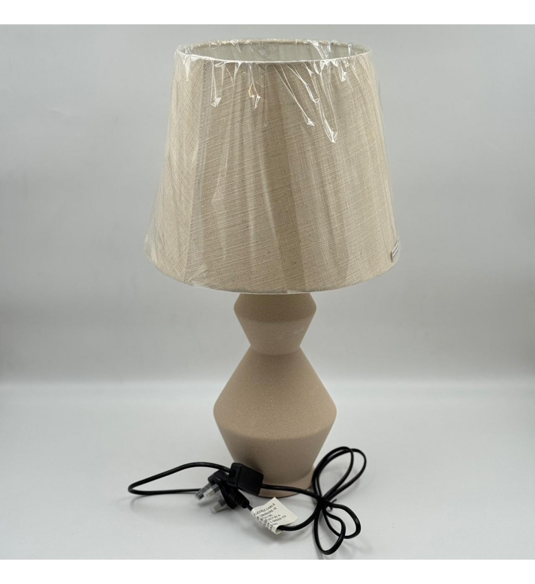 أبجورة طاولة بتصميم هادئ وأنيق، تأتي بقاعدة ذات شكل هندسي جذاب بلون بيج مطفي 51×20×20سم