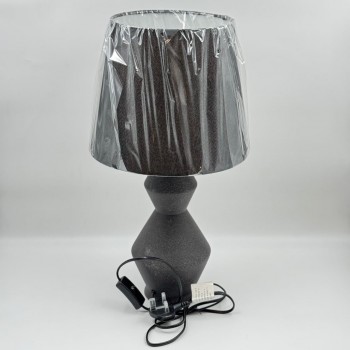 أبجورة طاولة بتصميم هادئ وأنيق، تأتي بقاعدة ذات شكل هندسي جذاب بلون رصاصي  51×20×20سم