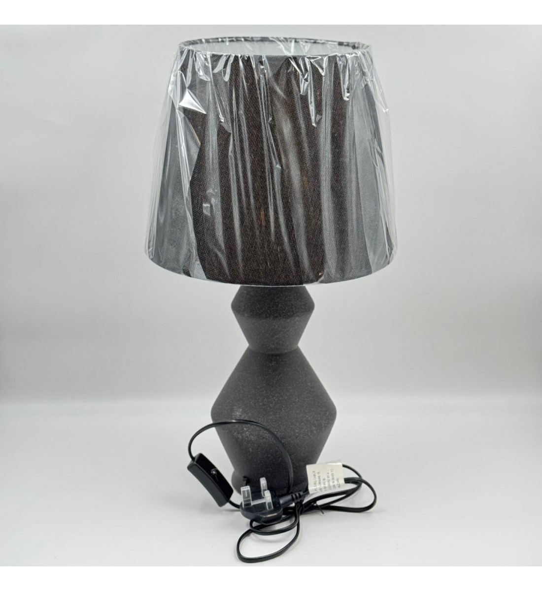 أبجورة طاولة بتصميم هادئ وأنيق، تأتي بقاعدة ذات شكل هندسي جذاب بلون رصاصي 51×20×20سم أبجورة طاولة بتصميم هادئ وأنيق، تأتي بقاعدة ذات شكل هندسي جذاب بلون رصاصي 51×20×20سم