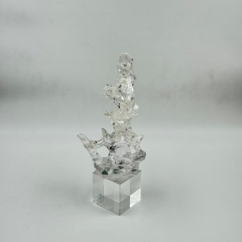  قطعة ديكور فنية مصنوعة من الزجاج الشفاف بتصميم راقٍ يعكس الذوق العصري والفخامة 32×7×7سم 