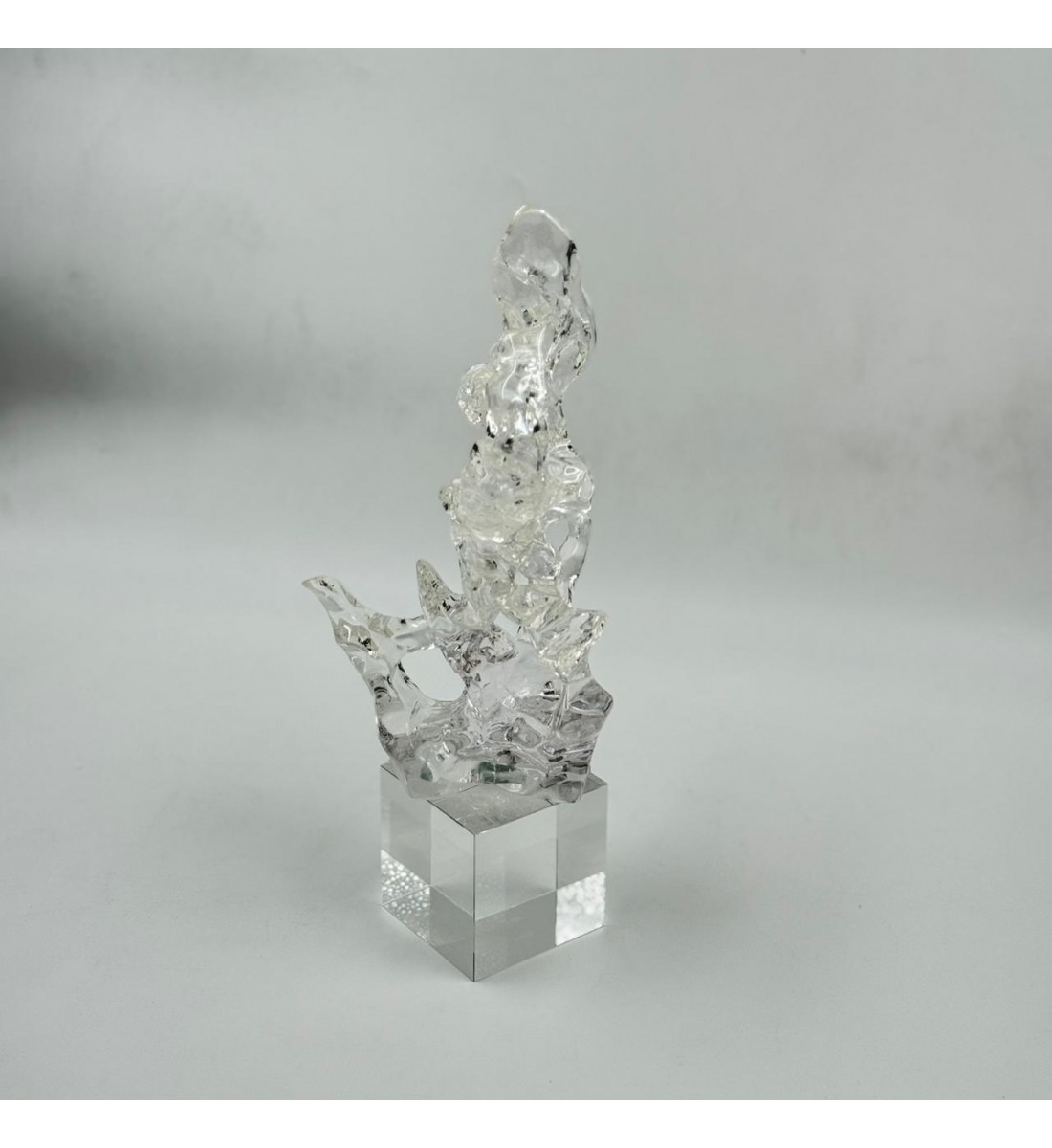  قطعة ديكور فنية مصنوعة من الزجاج الشفاف بتصميم راقٍ يعكس الذوق العصري والفخامة 32×7×7سم 