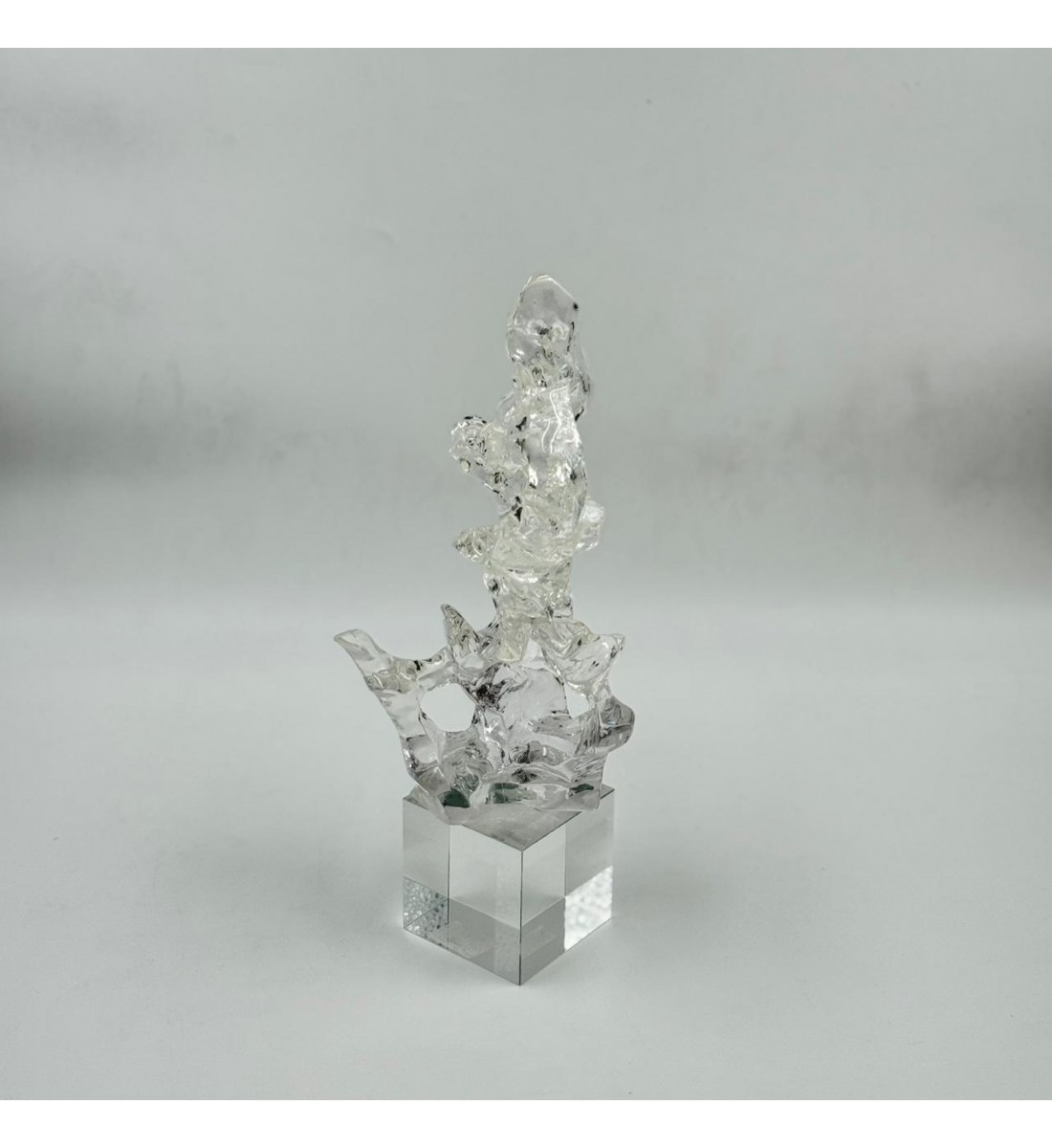  قطعة ديكور فنية مصنوعة من الزجاج الشفاف بتصميم راقٍ يعكس الذوق العصري والفخامة 32×7×7سم 