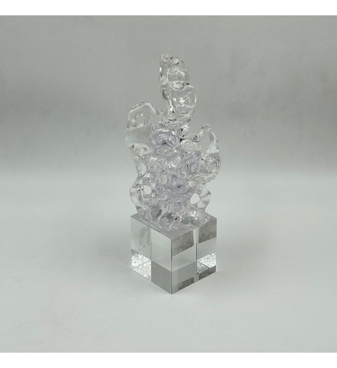  قطعة ديكور فنية مصنوعة من الزجاج الشفاف بتصميم راقٍ يعكس الذوق العصري والفخامة 26×7×7سم 