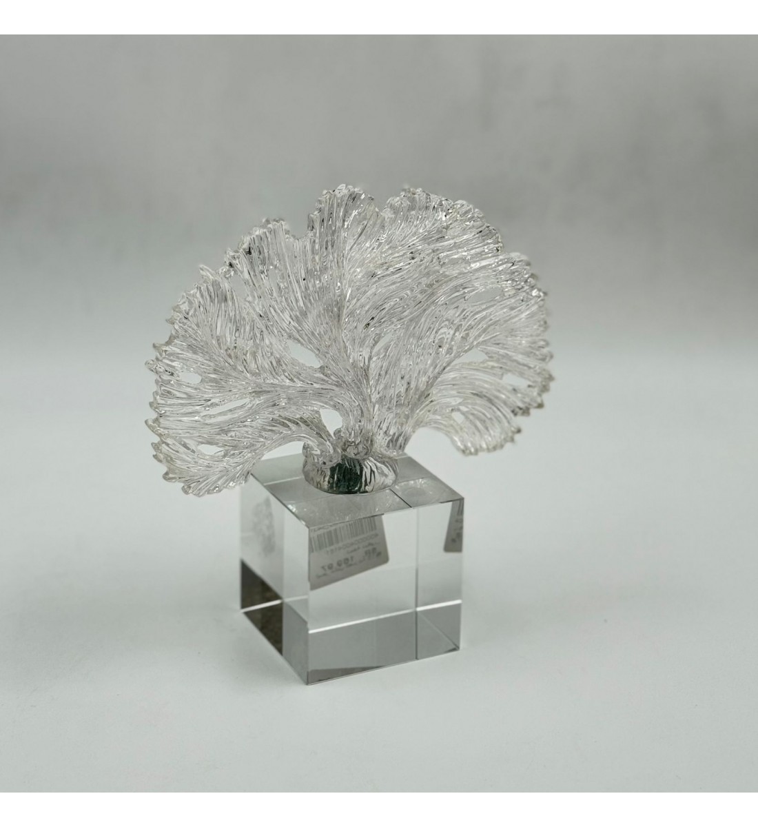  قطعة ديكور فنية مصنوعة من الزجاج الشفاف بتصميم راقٍ يعكس الذوق العصري والفخامة 20×18×7سم 