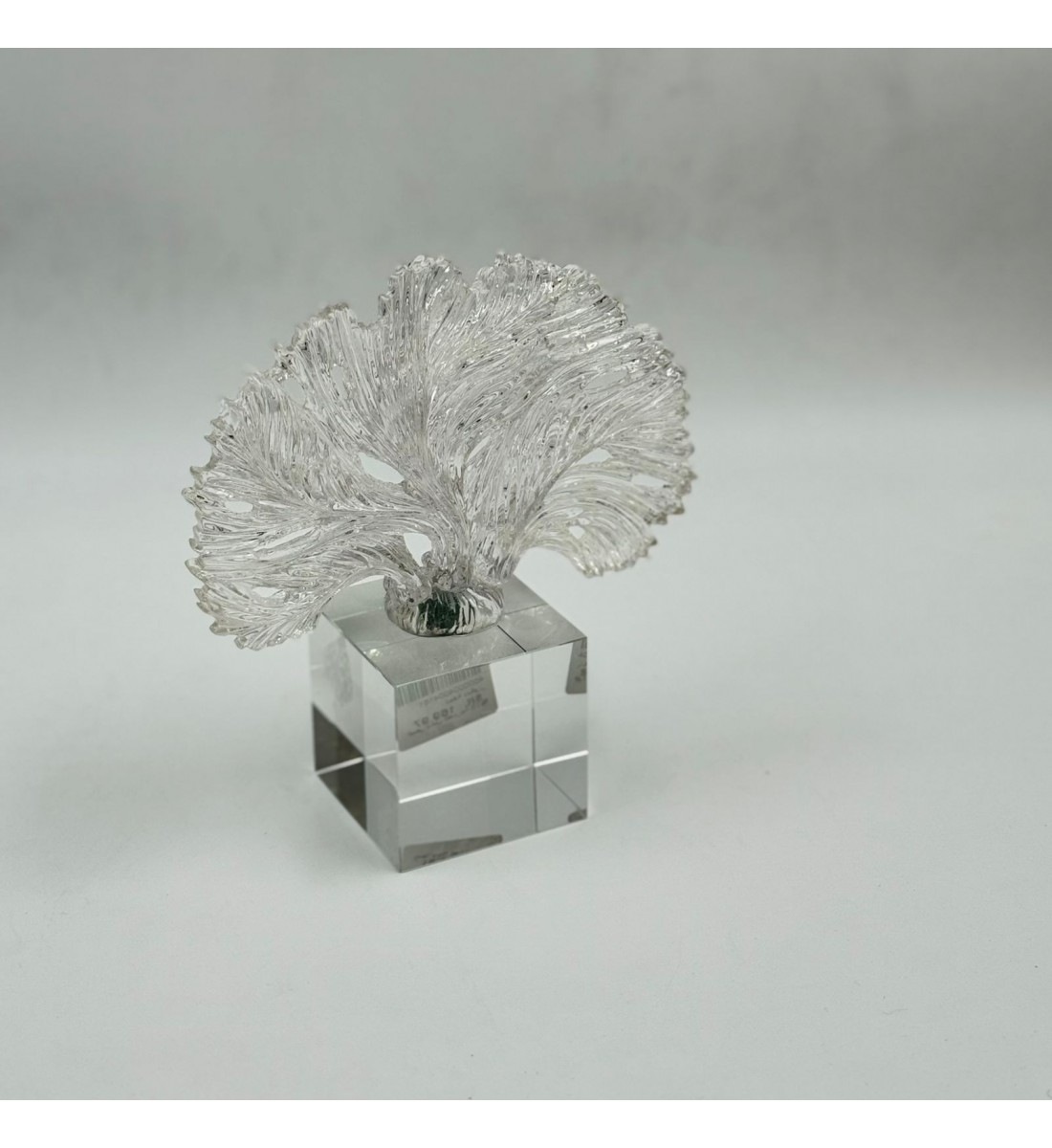  قطعة ديكور فنية مصنوعة من الزجاج الشفاف بتصميم راقٍ يعكس الذوق العصري والفخامة 20×18×7سم 